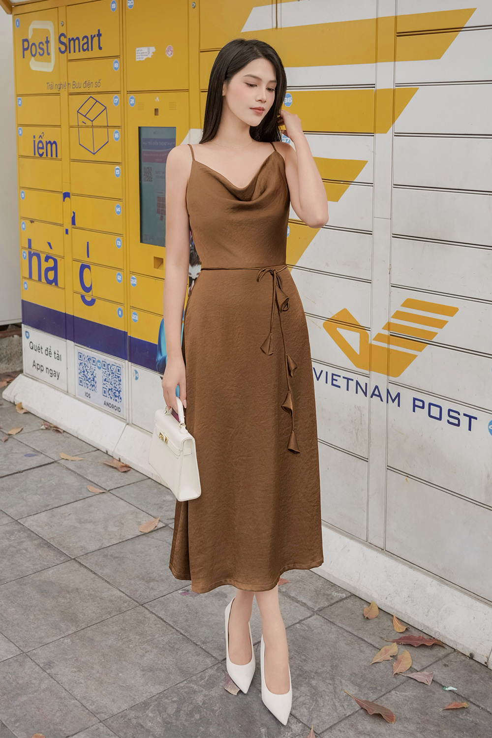 Đầm lụa hai dây cổ đổ dáng xòe