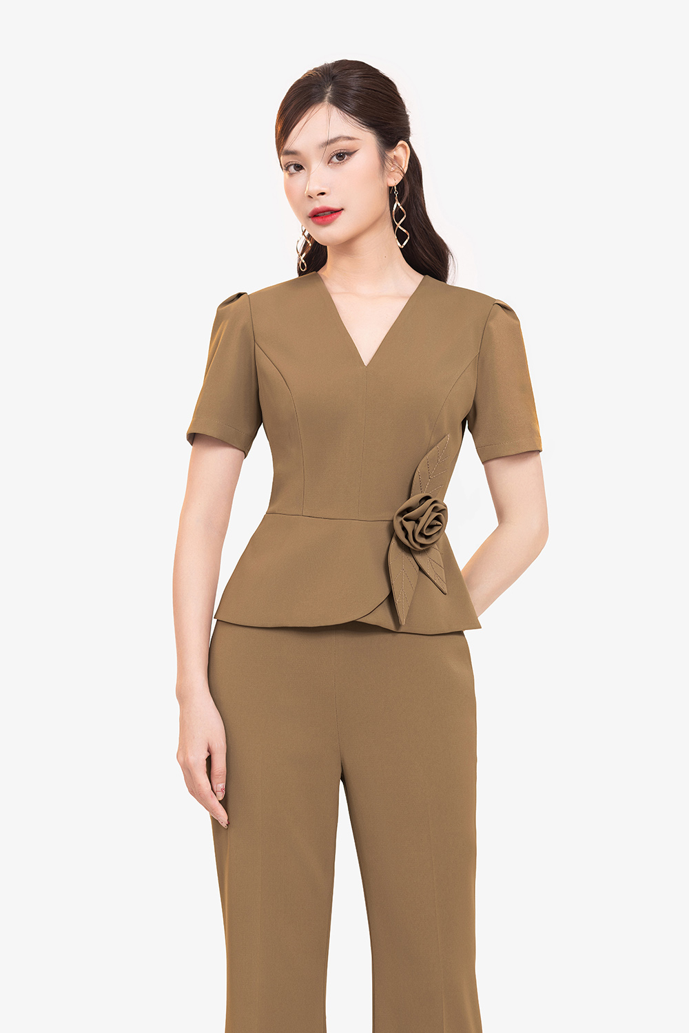 Áo peplum công sở đính hoa màu nâu