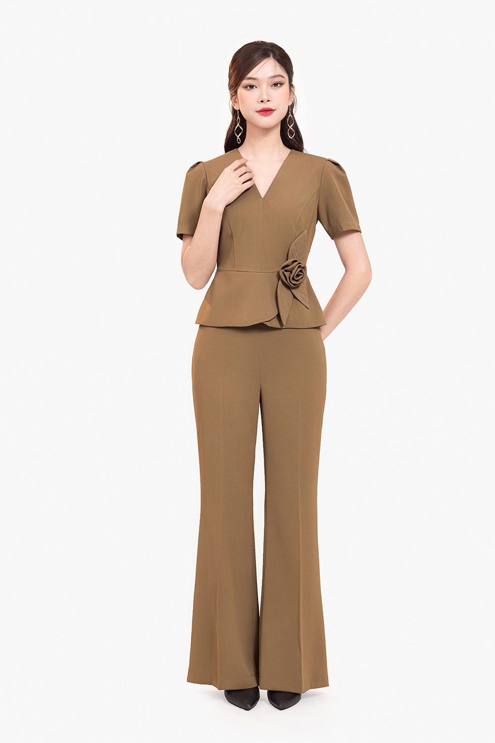 Áo peplum công sở đính hoa màu nâu