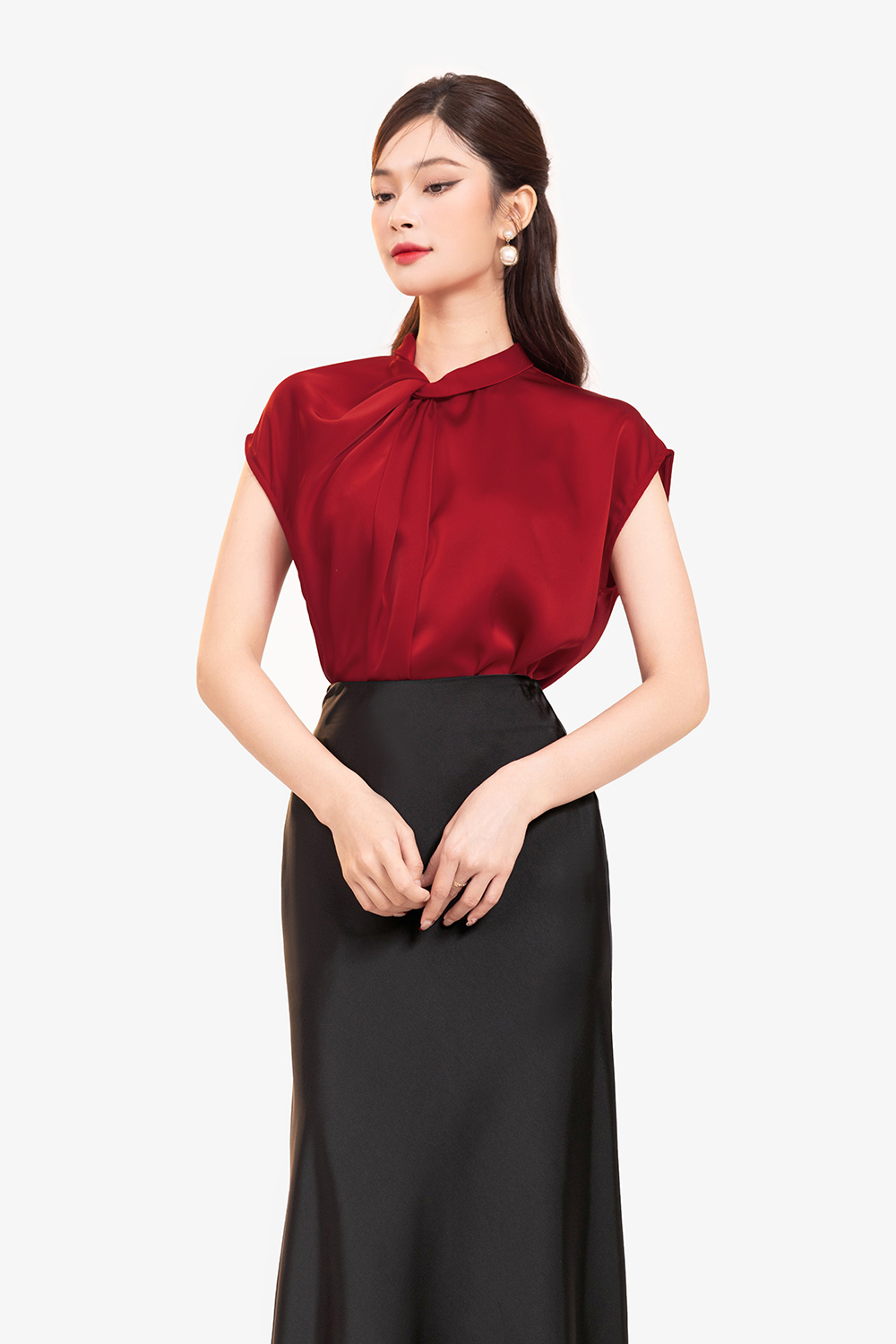 Áo lụa màu đỏ kiểu cổ xoắn