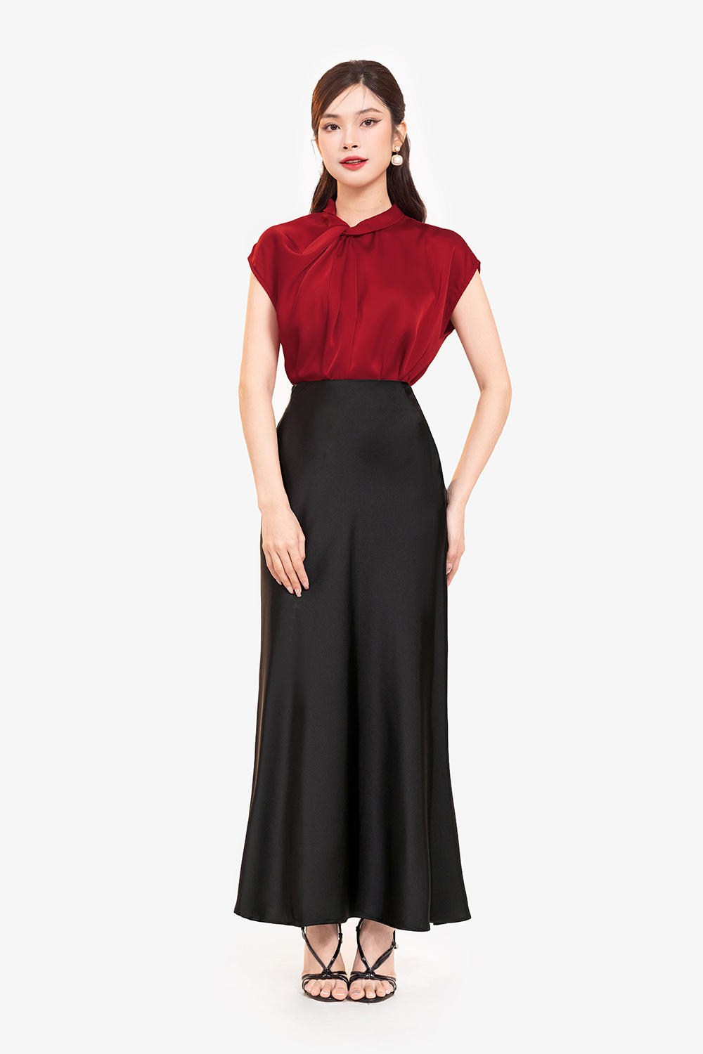 Áo lụa màu đỏ kiểu cổ xoắn