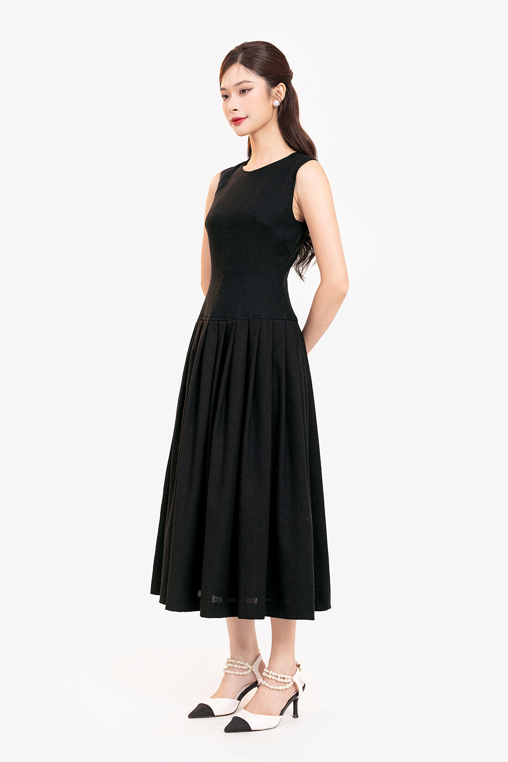 Đầm linen dáng xòe dài xếp ly màu đen