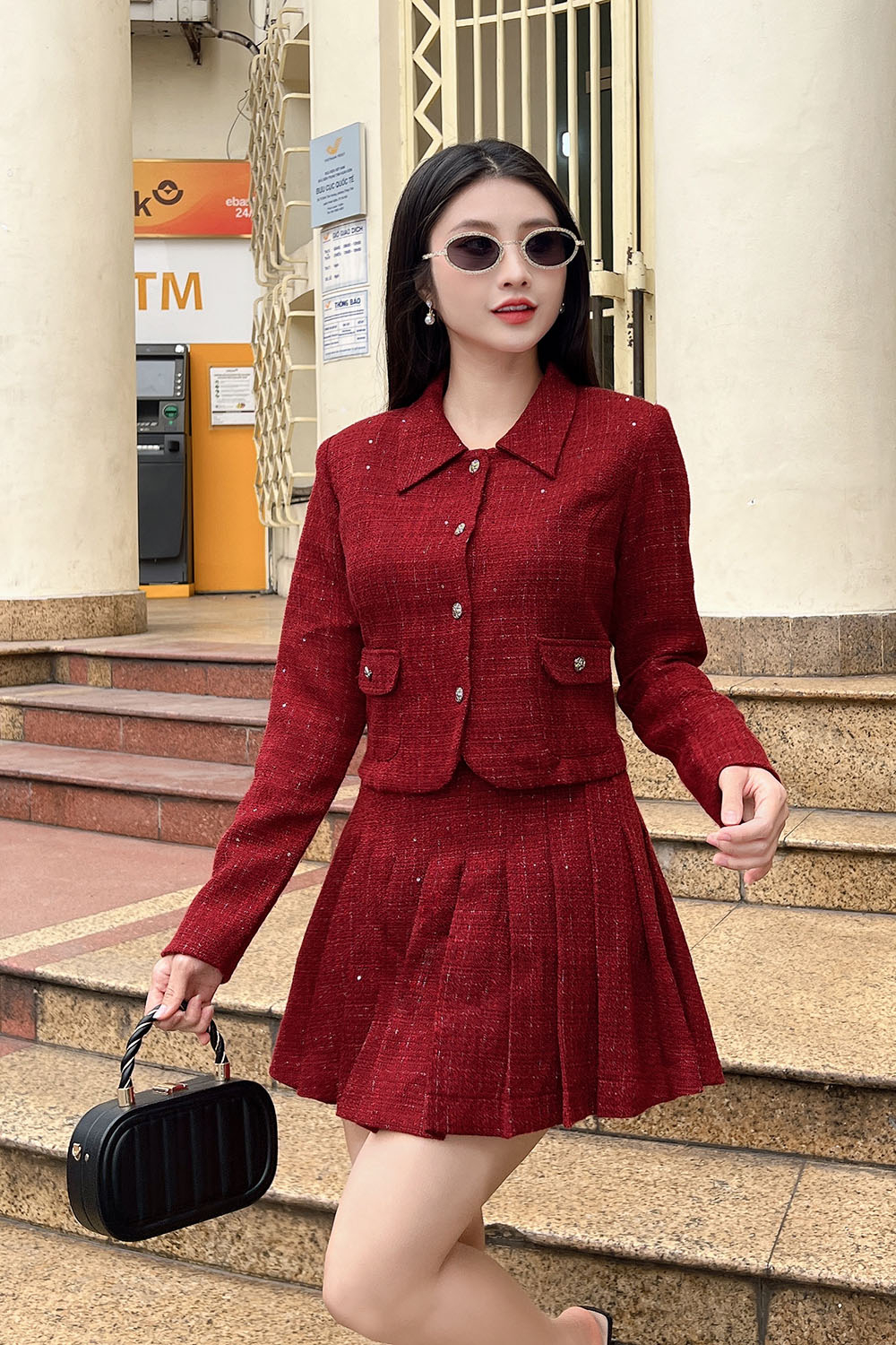 Chân váy ngắn xếp ly màu đỏ