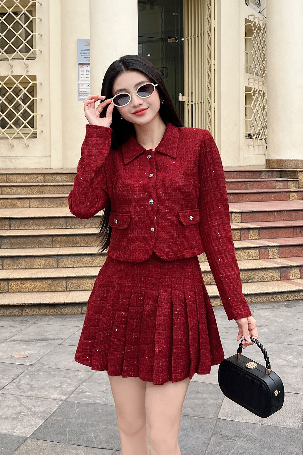 Chân váy ngắn xếp ly màu đỏ