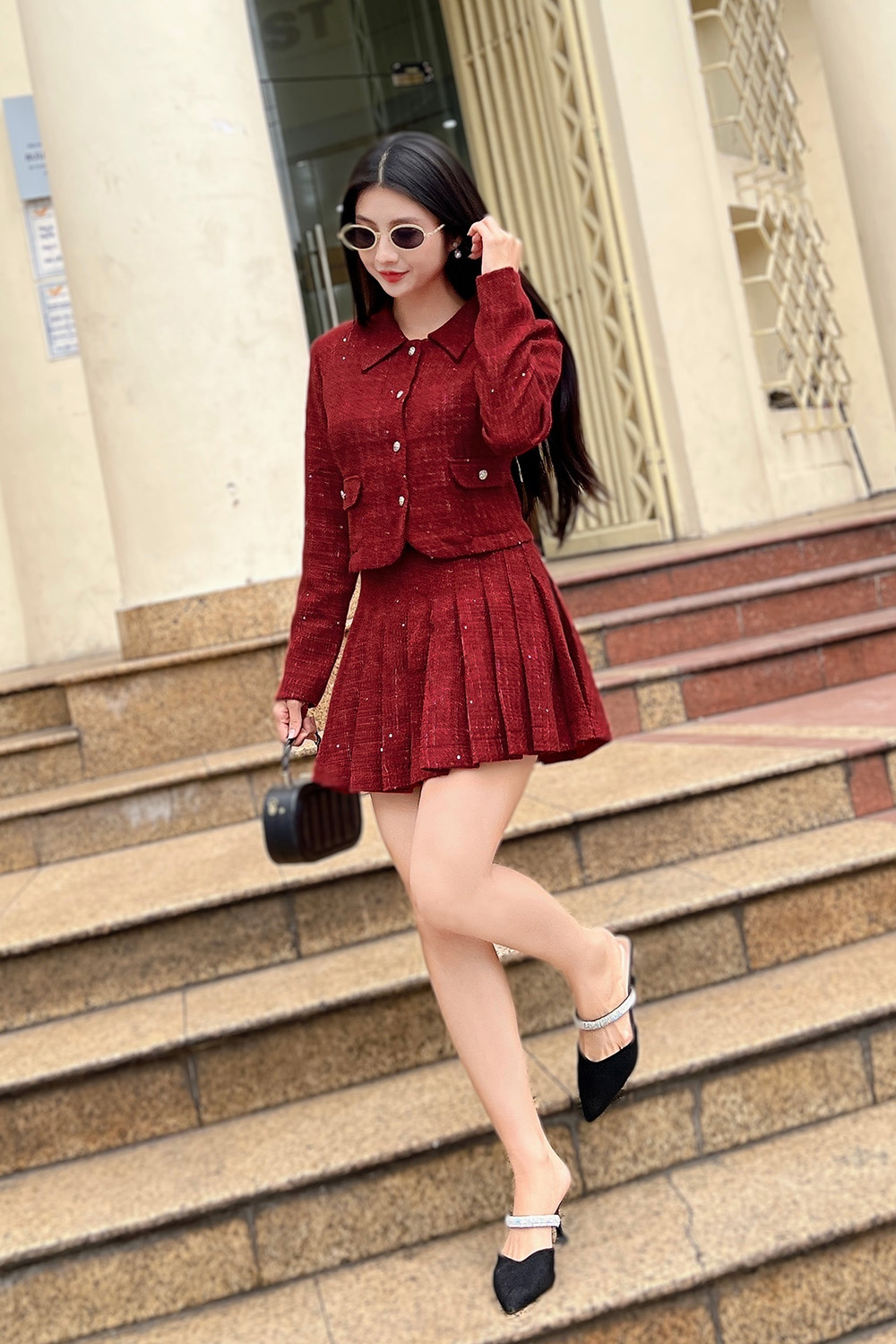 Chân váy ngắn xếp ly màu đỏ