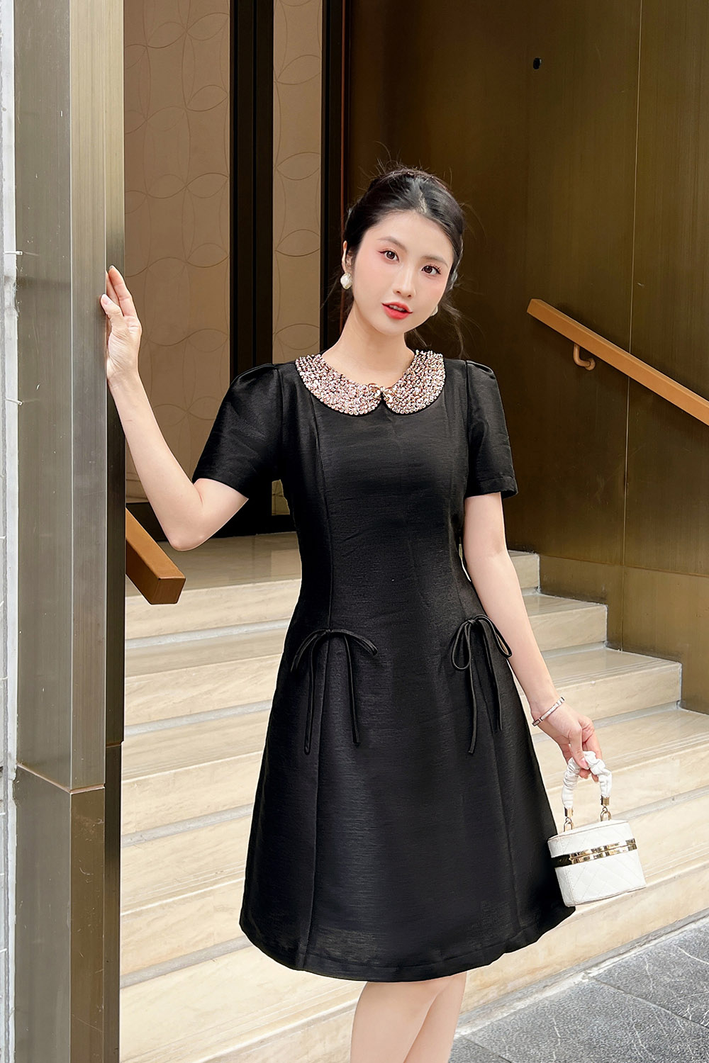 Đầm đen dự tiệc dáng chữ A cổ đính đá