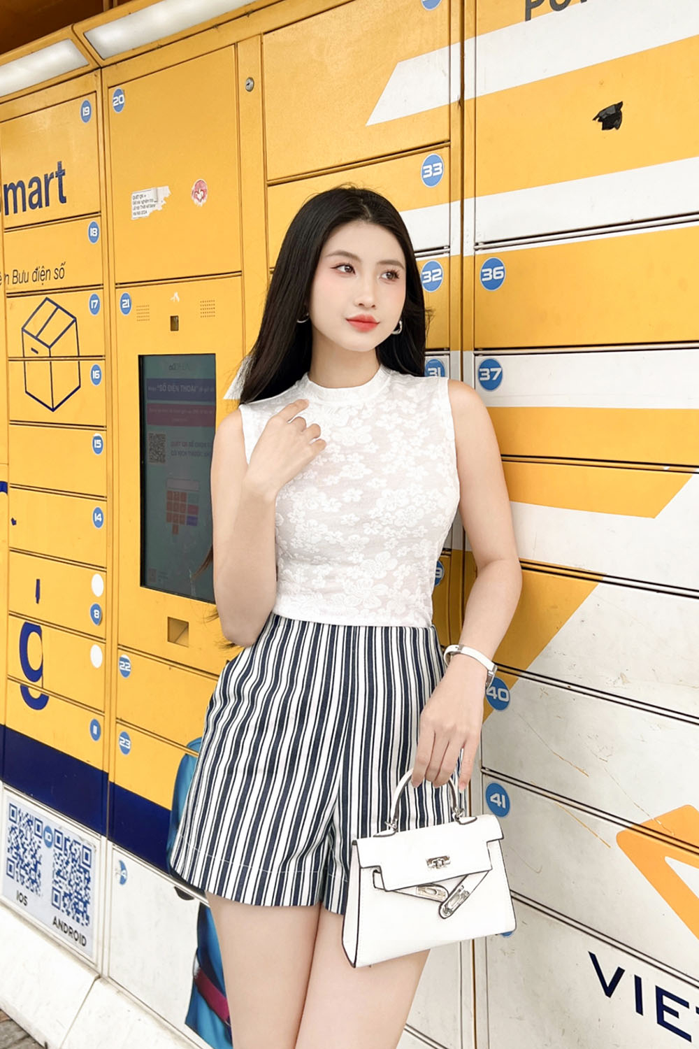 Quần short nữ kẻ sọc phối túi