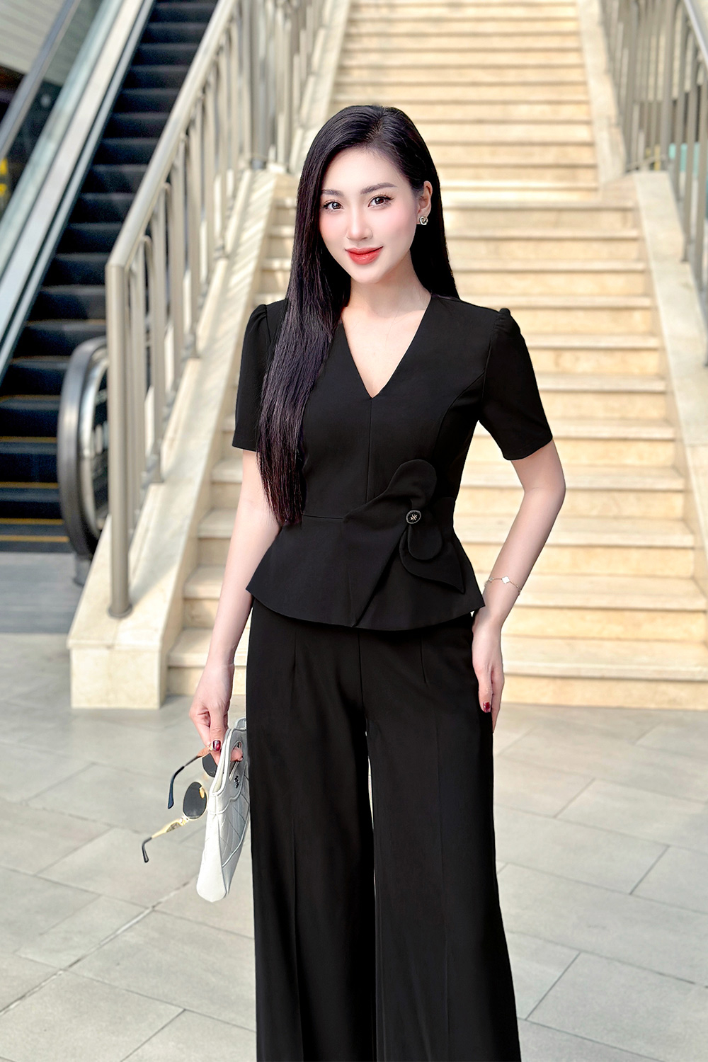 Áo kiểu nữ đen peplum eo đính hoa