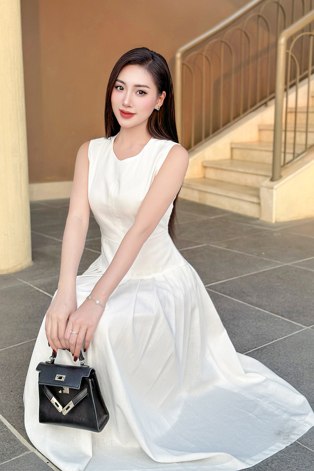 Đầm trắng linen dáng dài xếp ly