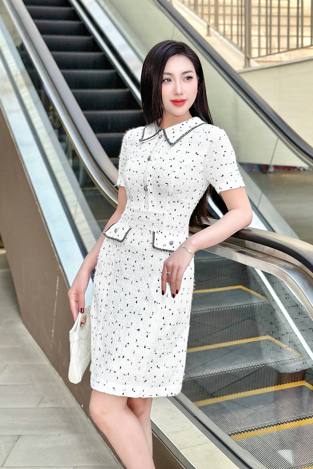 Đầm tweed trắng cổ sơ mi dáng ôm