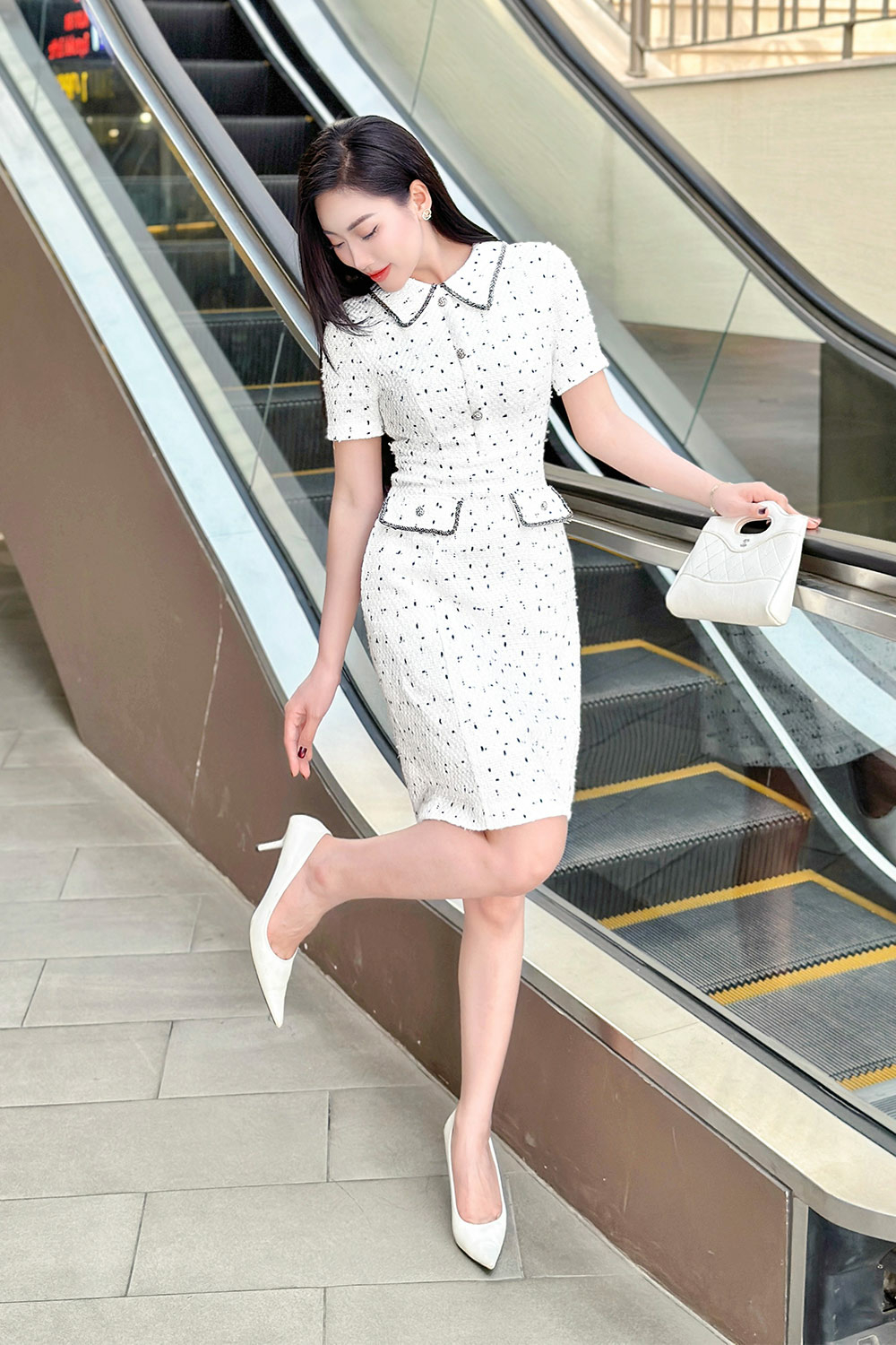 Đầm tweed trắng cổ sơ mi dáng ôm