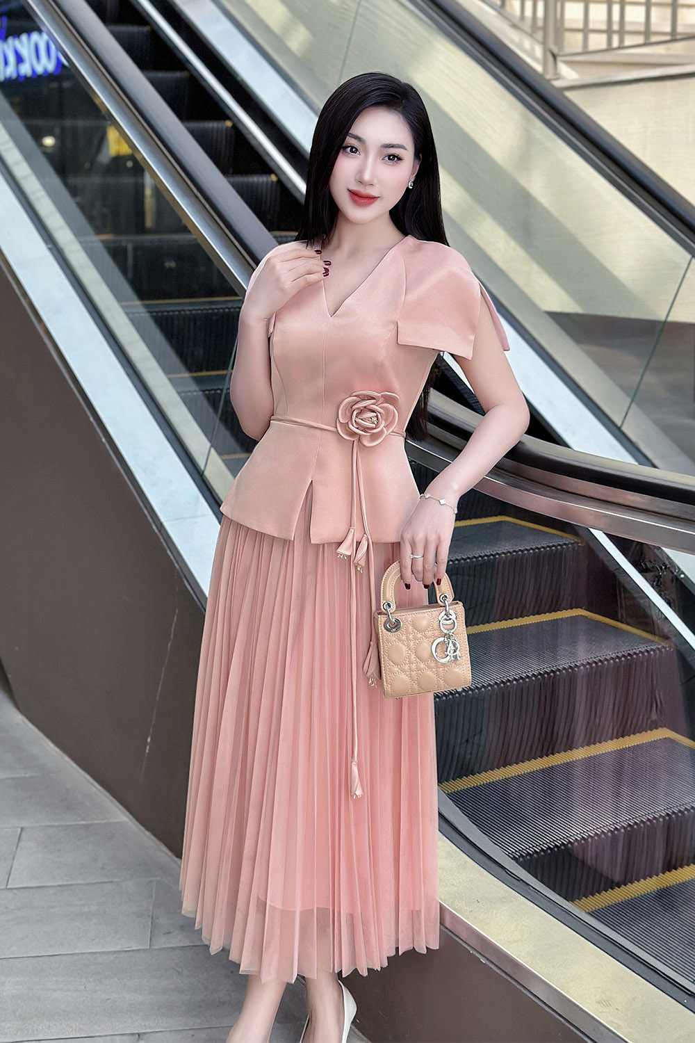 Đầm xòe xếp ly dự tiệc màu hồng eo đính hoa