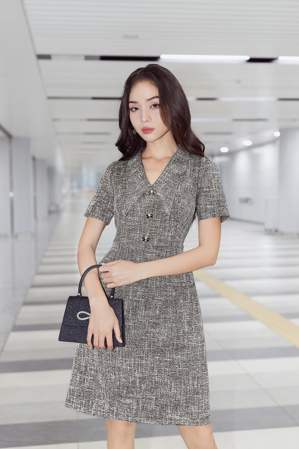 Đầm chữ A cổ sen nhọn tay ngắn