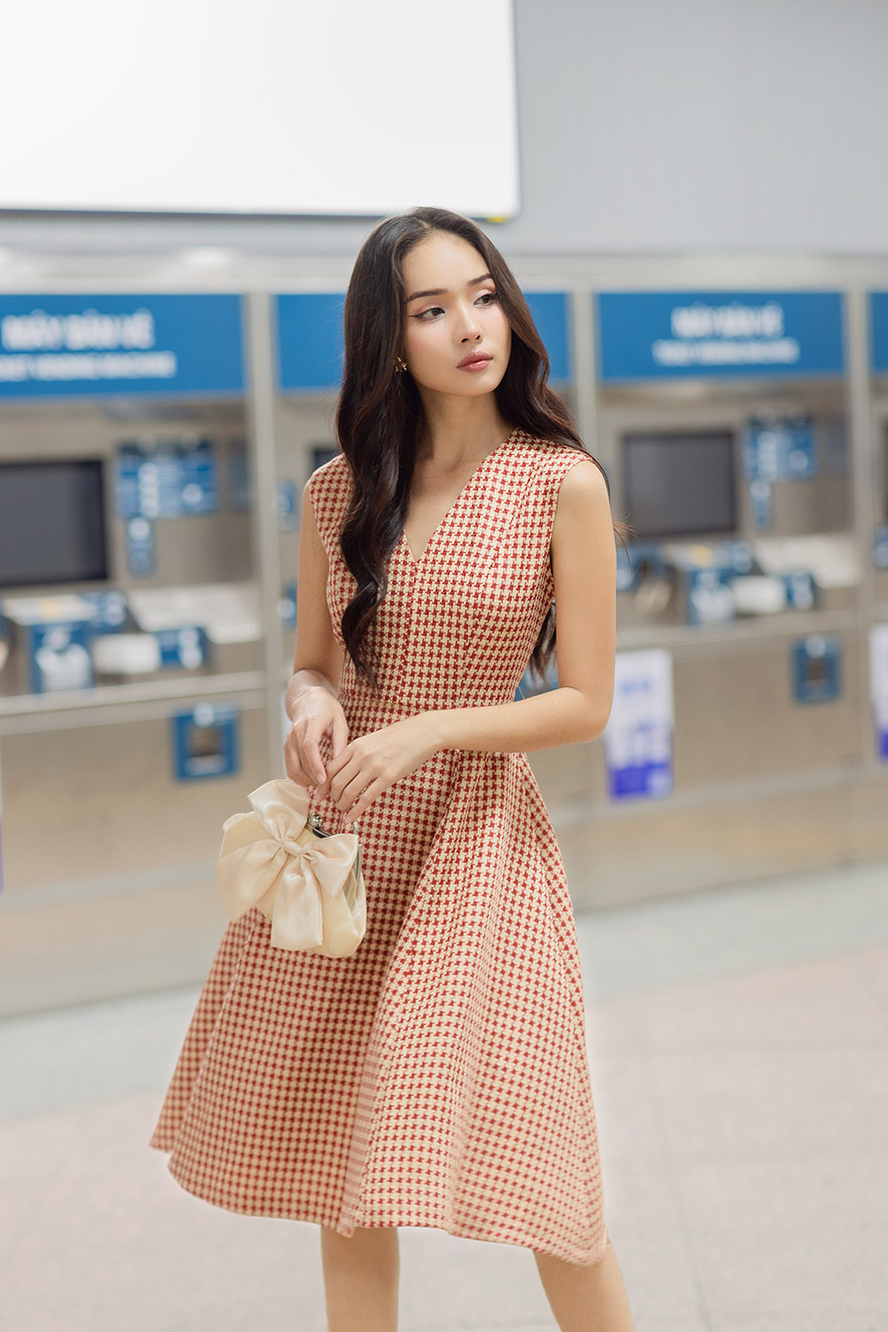 Đầm tweed sát nách dáng xòe cổ V