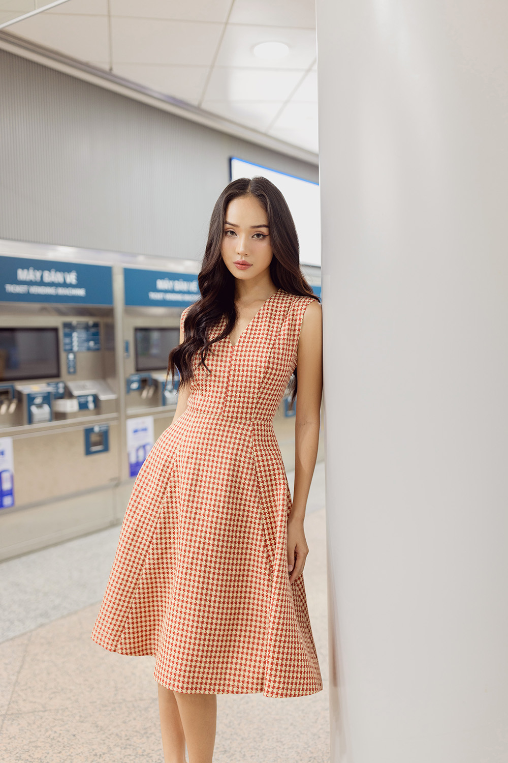 Đầm tweed sát nách dáng xòe cổ V