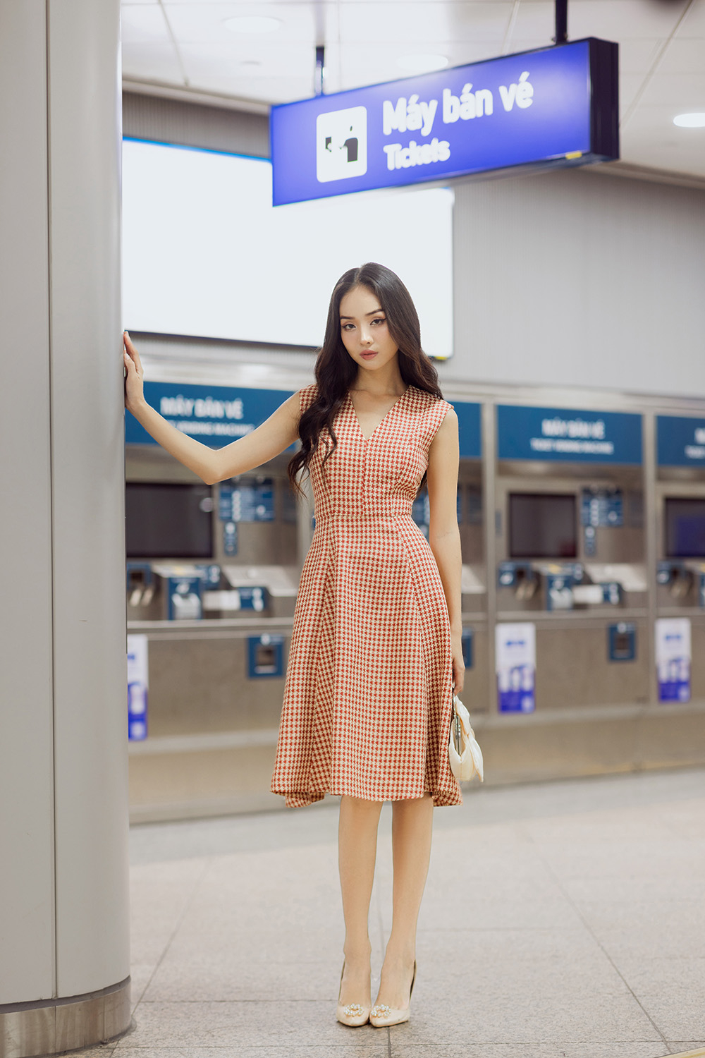 Đầm tweed sát nách dáng xòe cổ V