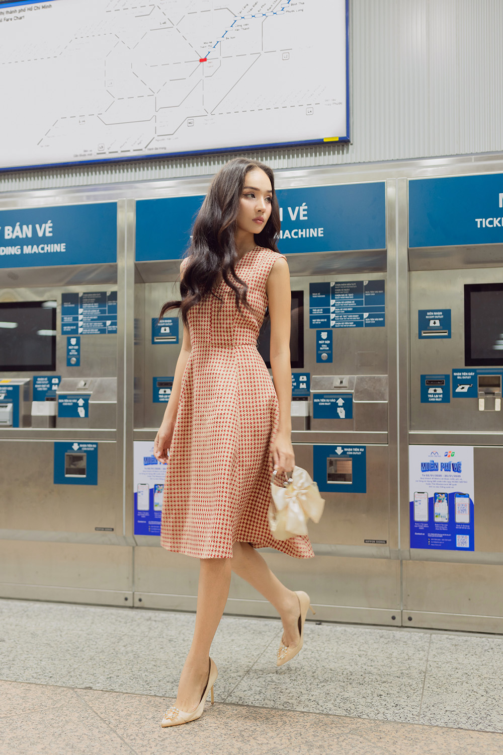 Đầm tweed sát nách dáng xòe cổ V