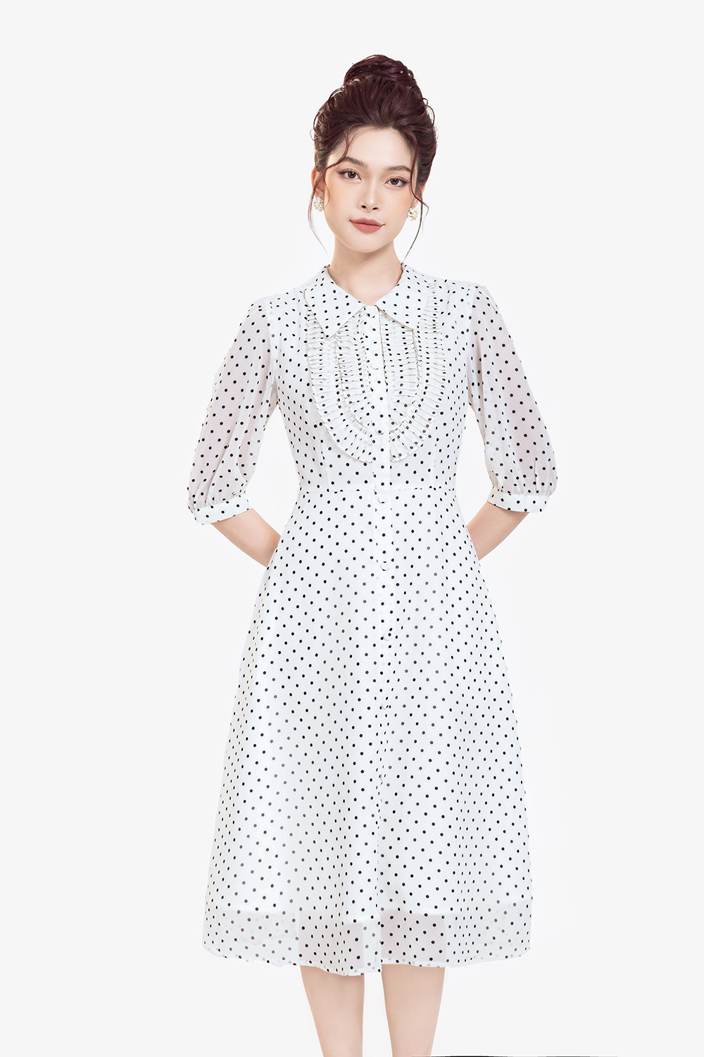 Đầm công sở màu trắng chấm bi đen tay lỡ