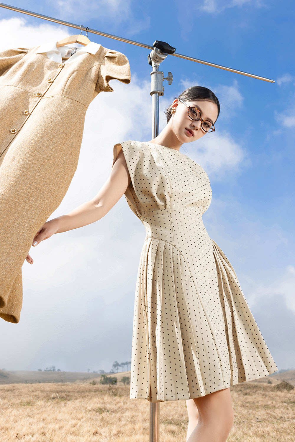 Đầm dự tiệc màu kem chấm bi đen