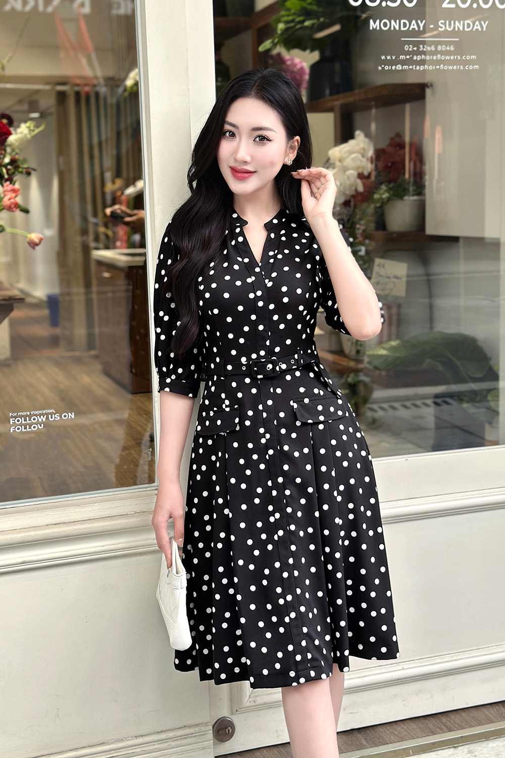 Đầm đen chấm bi trắng dáng xòe xếp ly