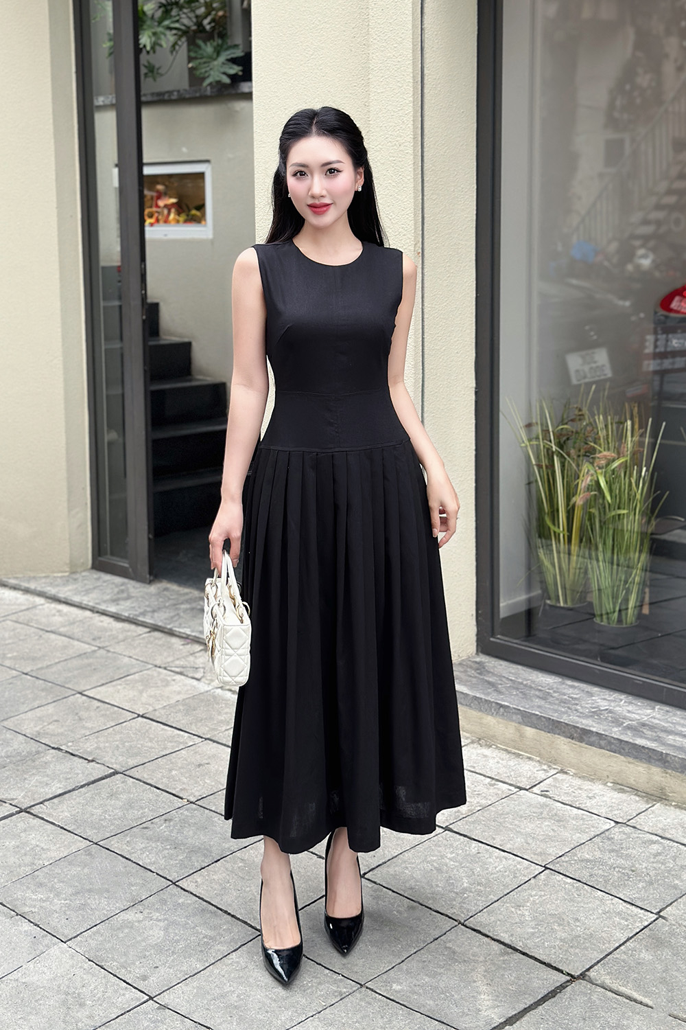 Đầm linen dáng xòe dài xếp ly màu đen