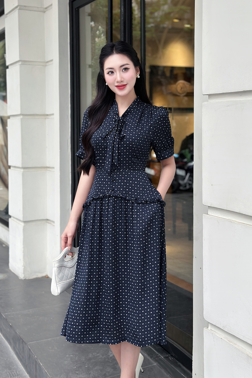 Đầm xòe họa tiết nhấn eo cổ thắt nơ