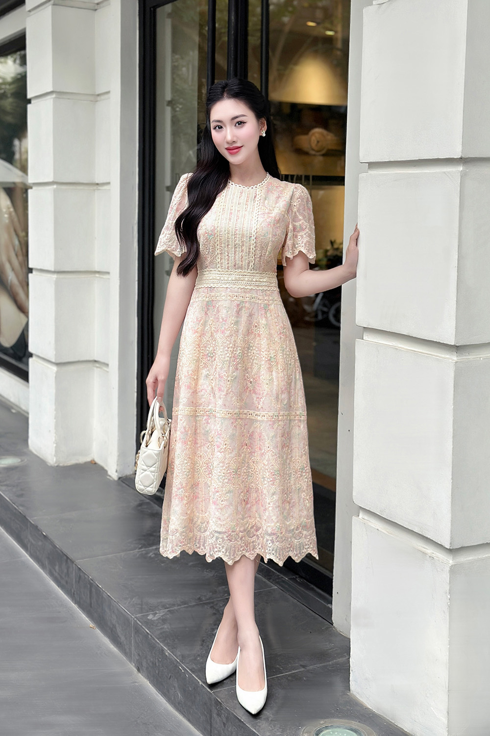 Đầm xòe họa tiết xô thêu phối ren