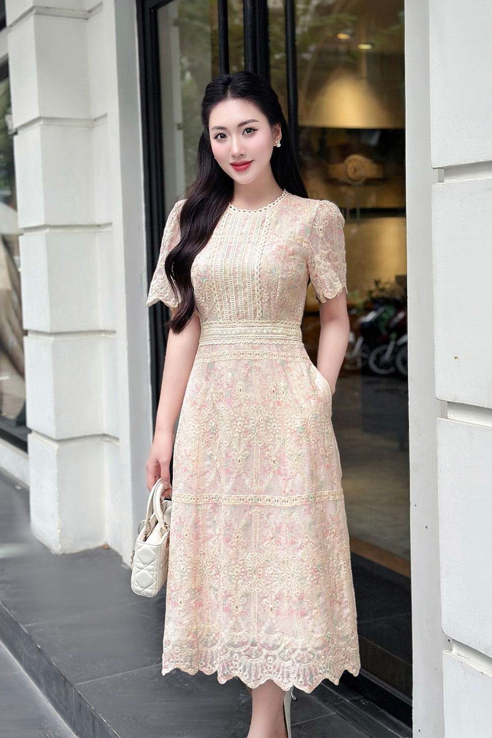 Đầm xòe họa tiết xô thêu phối ren