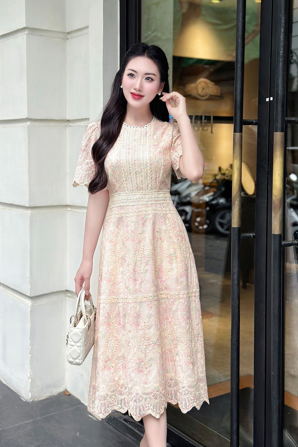 Đầm xòe họa tiết xô thêu phối ren