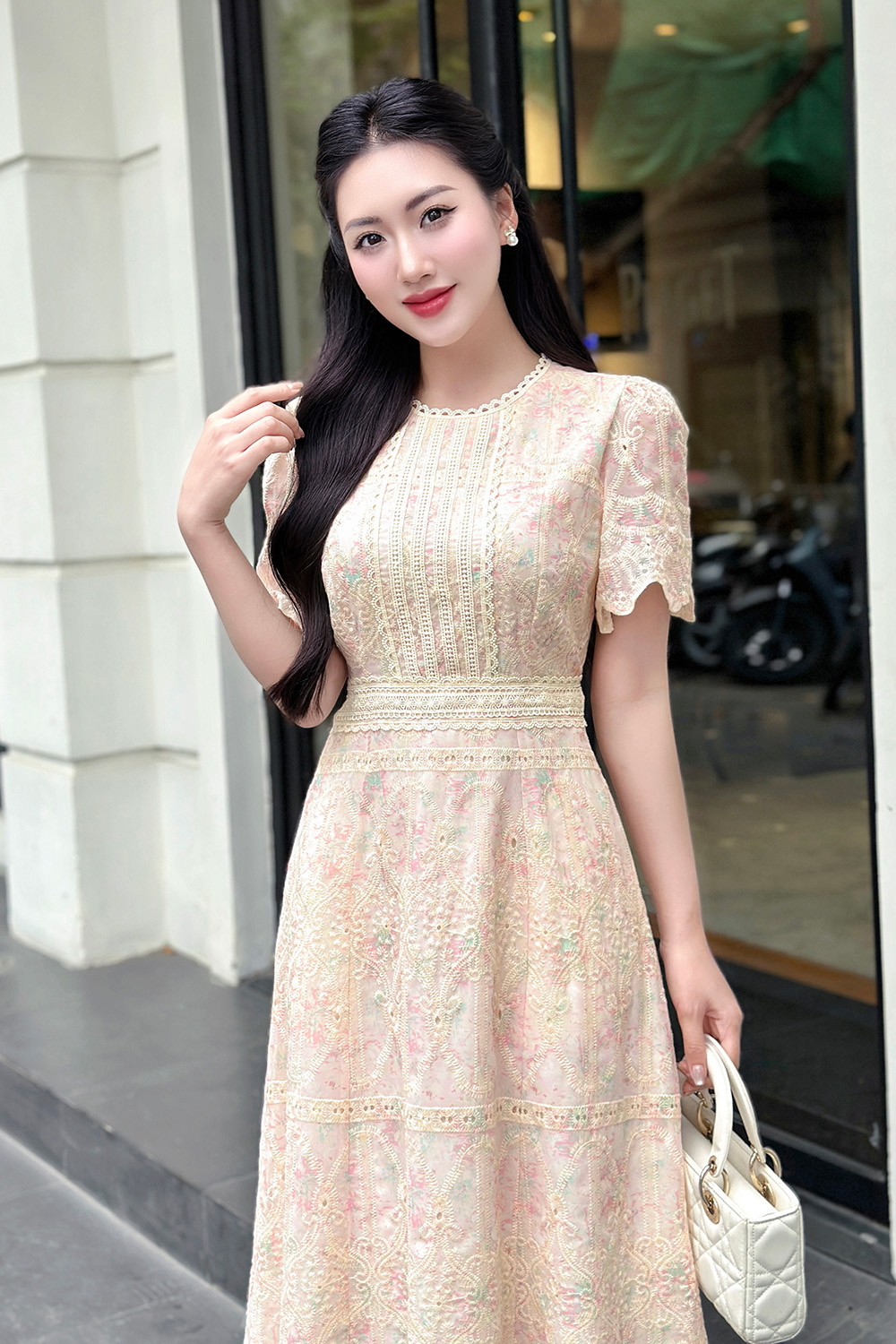 Đầm xòe họa tiết xô thêu phối ren