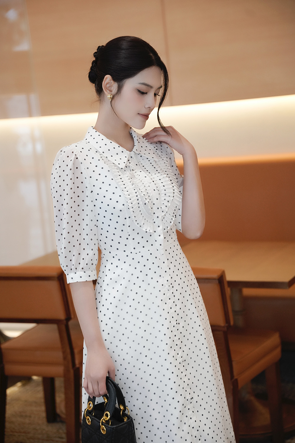 Đầm công sở màu trắng chấm bi đen tay lỡ