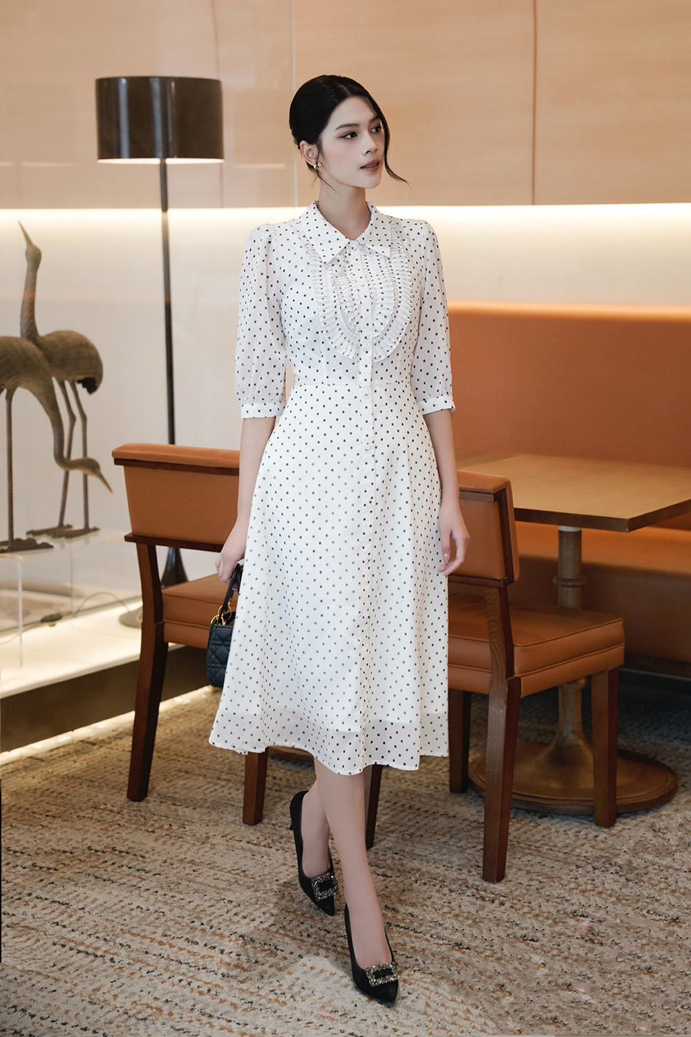 Đầm công sở màu trắng chấm bi đen tay lỡ