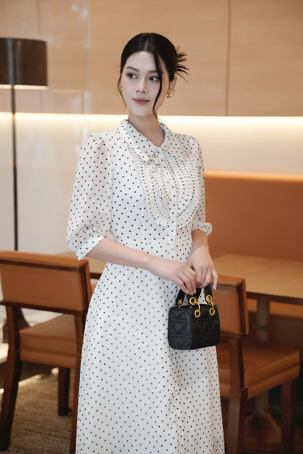 Đầm công sở màu trắng chấm bi đen tay lỡ