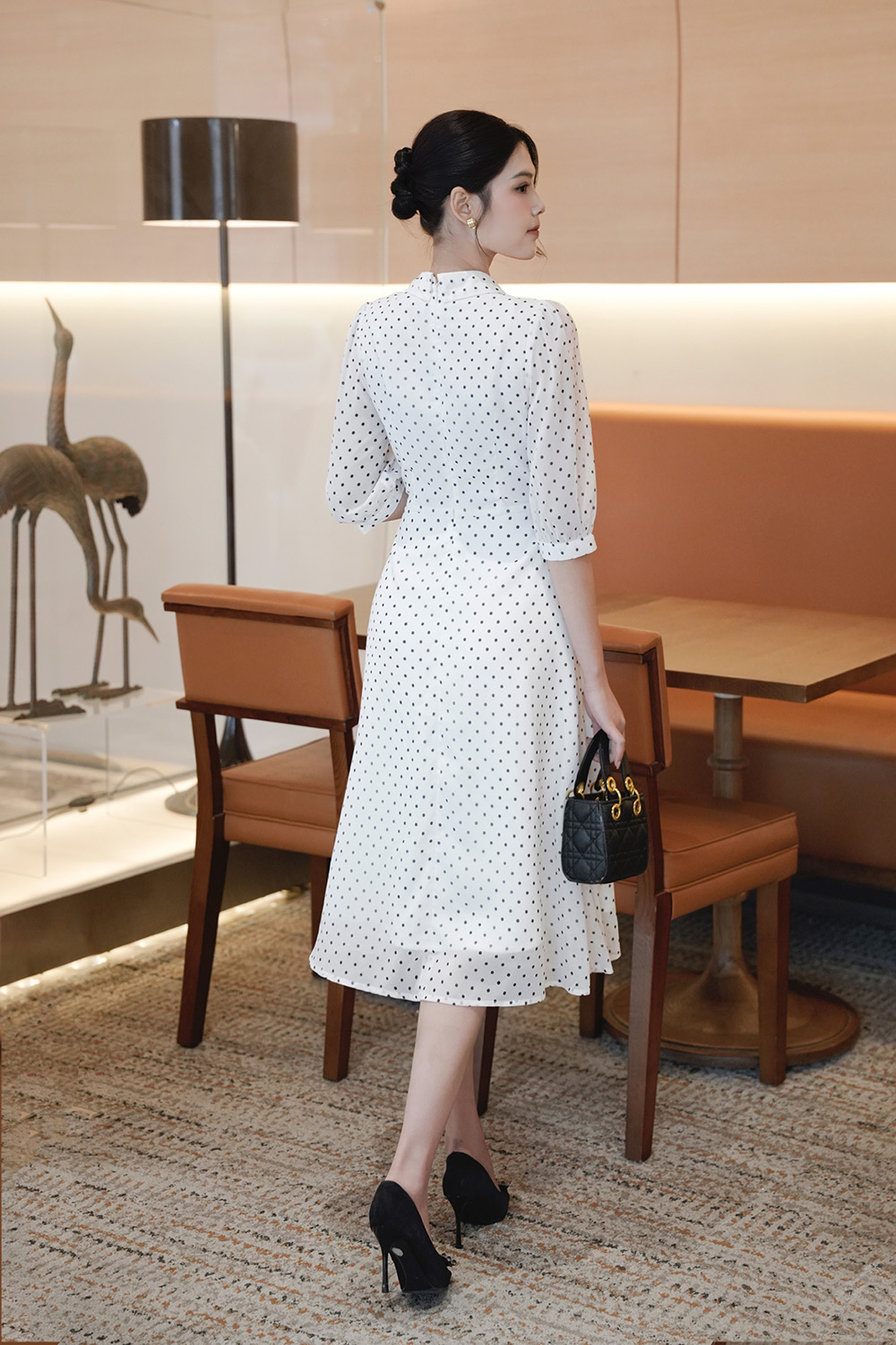Đầm công sở màu trắng chấm bi đen tay lỡ