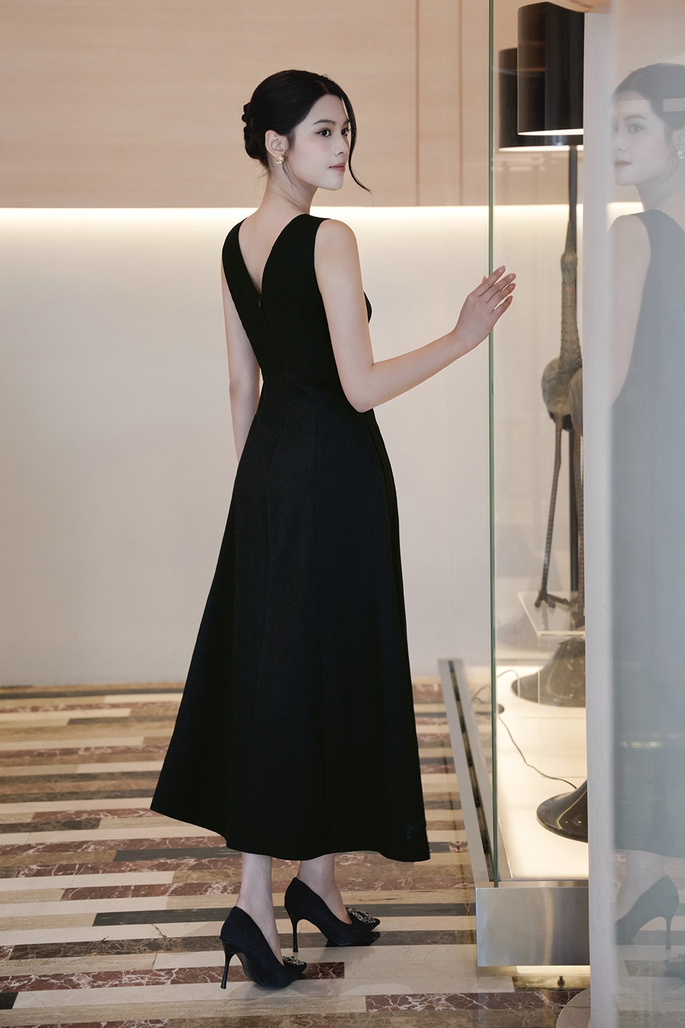 Đầm đen dự tiệc dáng xòe dài sát nách