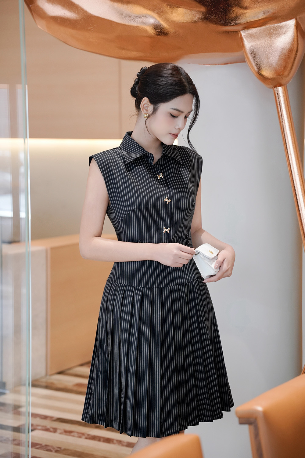 Đầm xếp ly kẻ sọc kèm thắt lưng