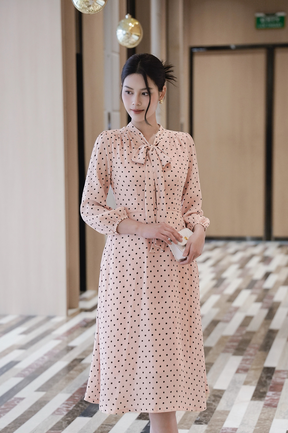 Đầm xòe chấm bi cổ phối nơ