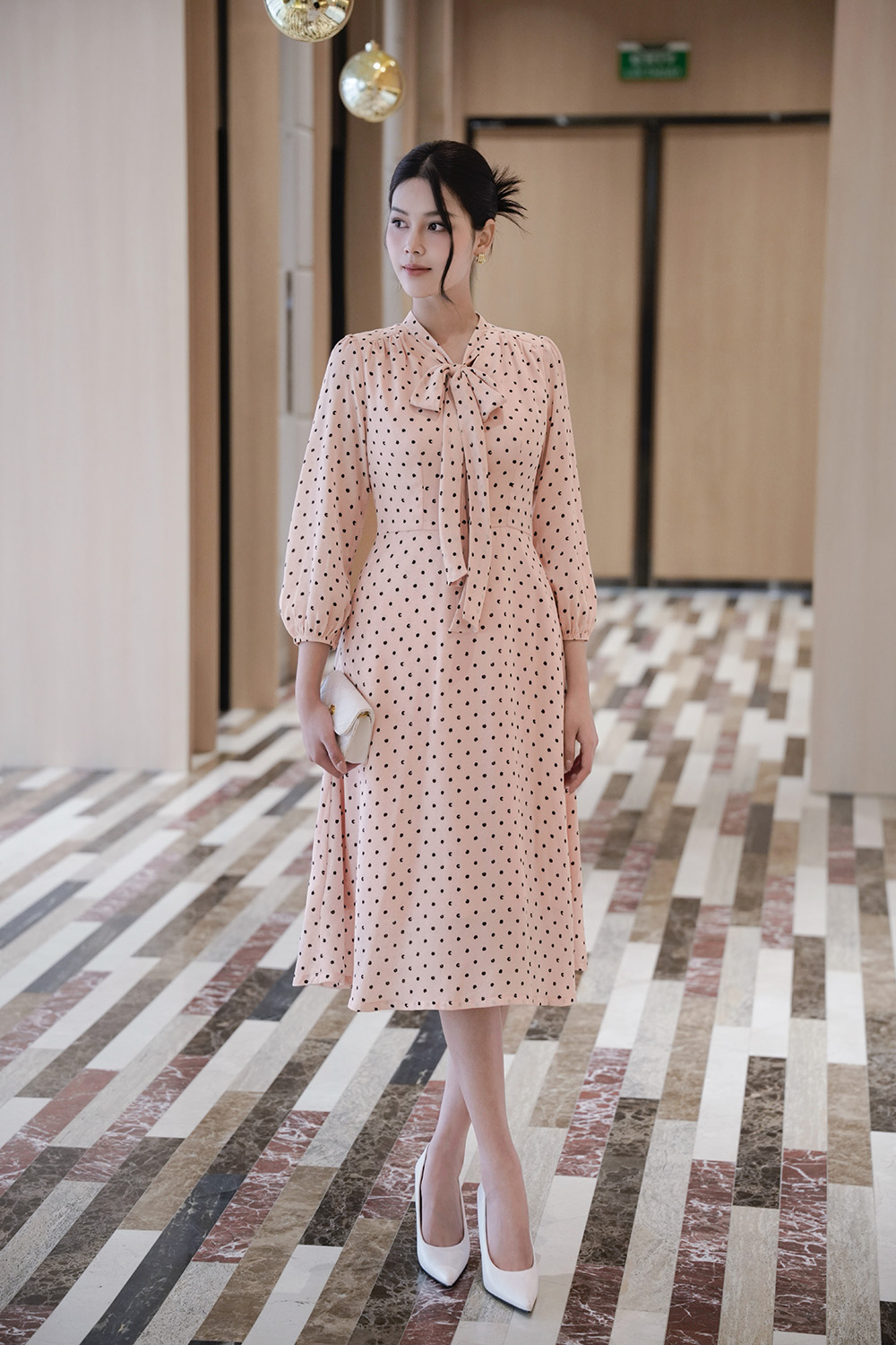 Đầm xòe chấm bi cổ phối nơ