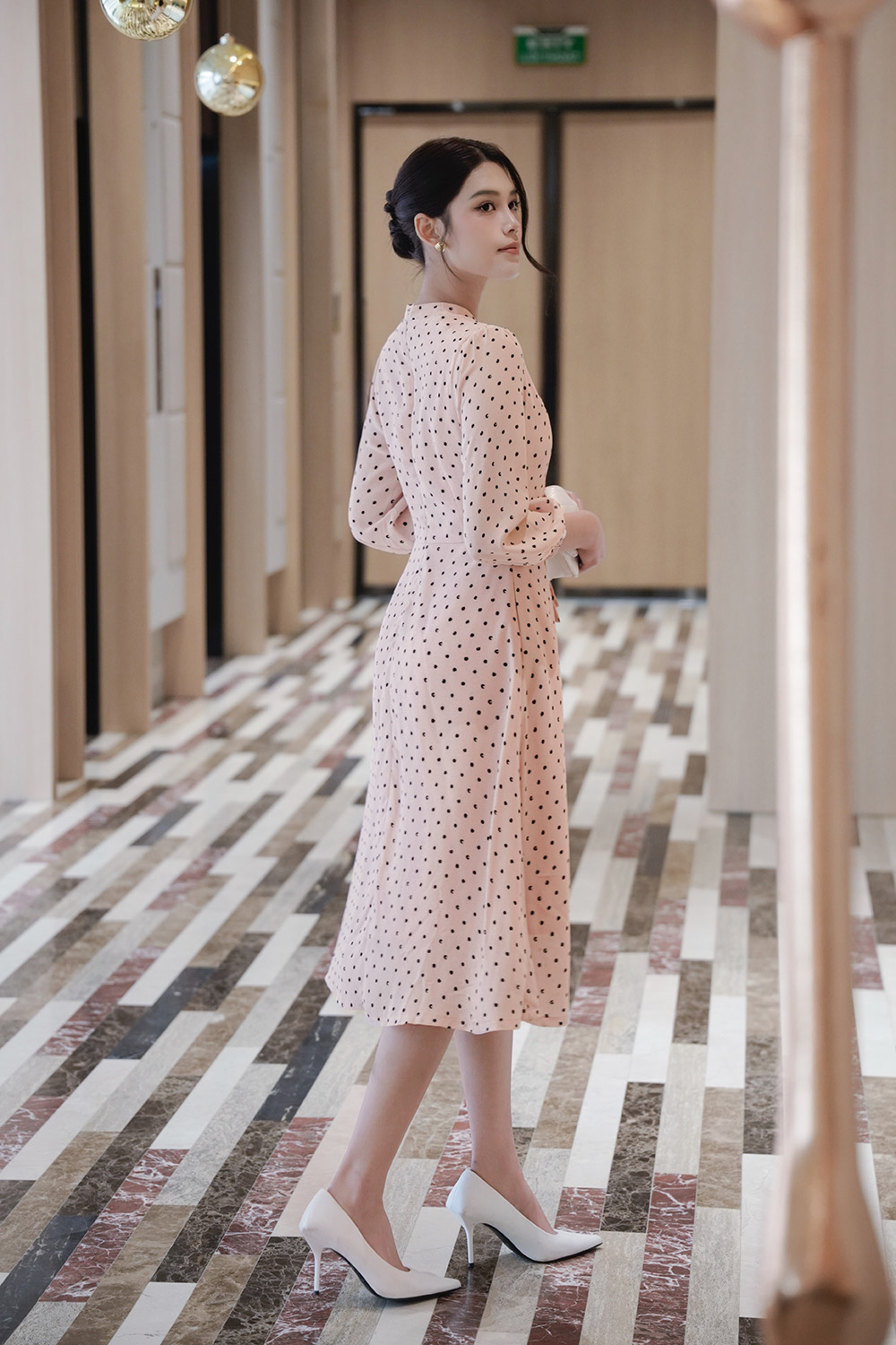 Đầm xòe chấm bi cổ phối nơ