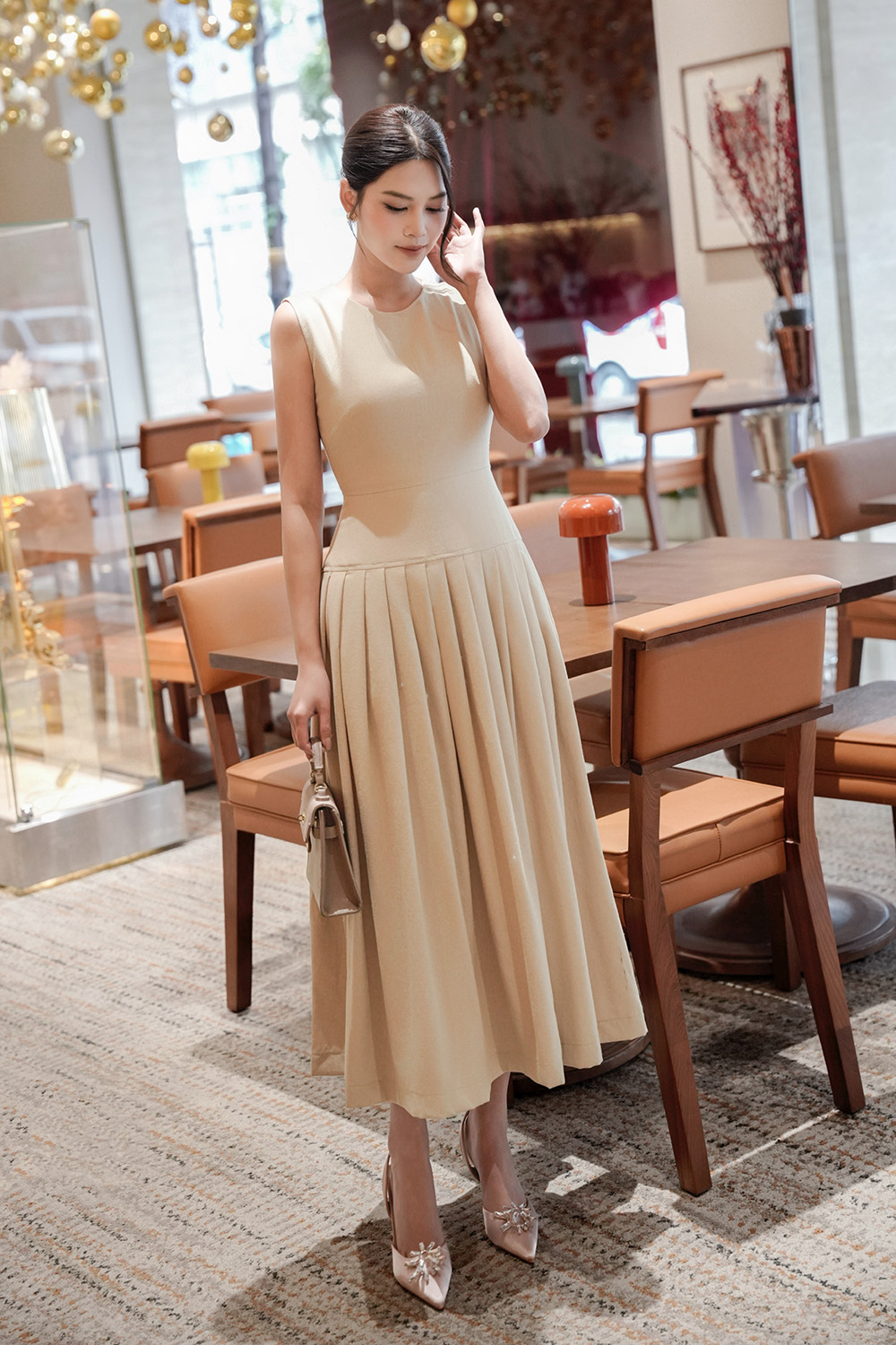 Đầm linen dáng xòe dài xếp ly màu nâu be