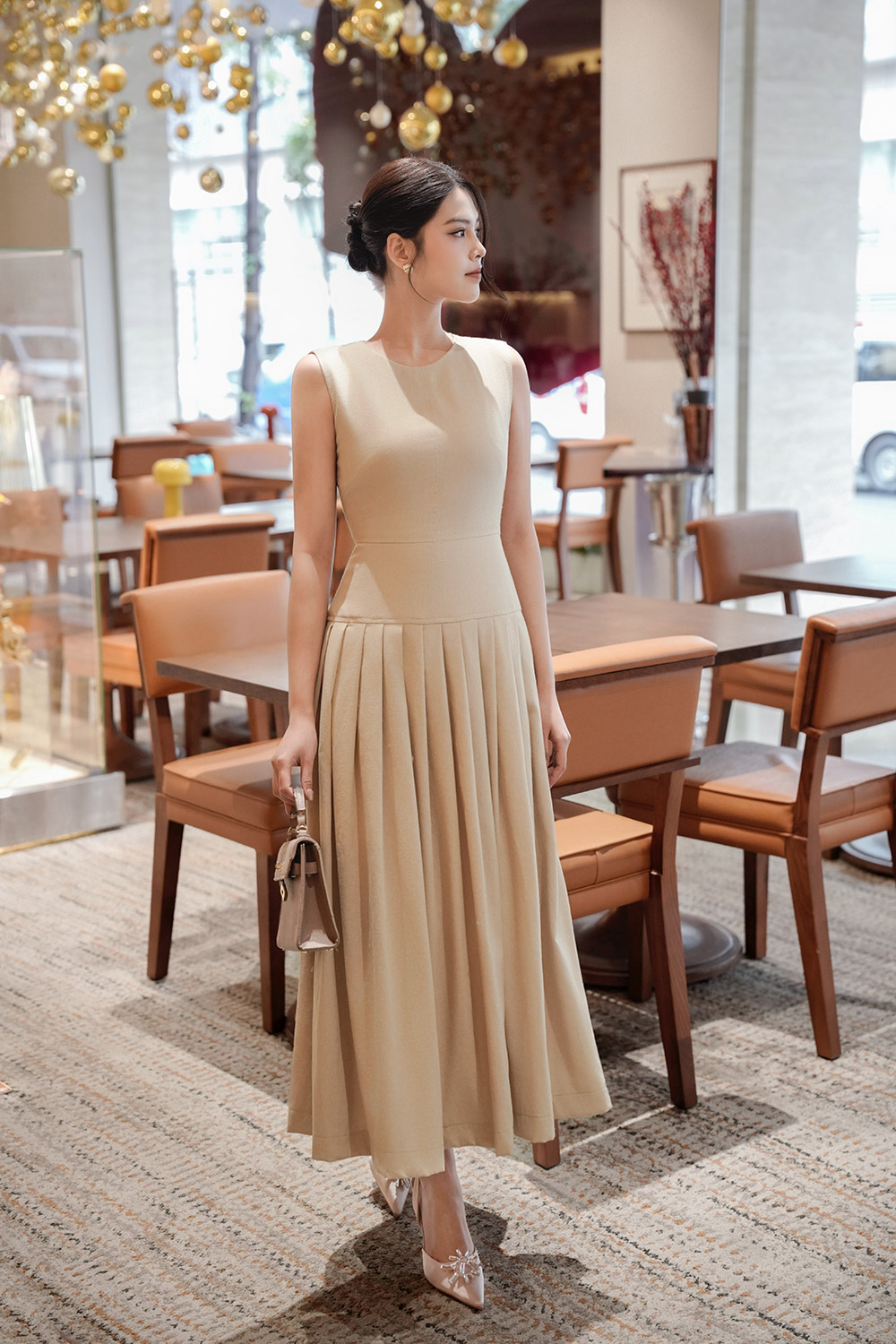 Đầm linen dáng xòe dài xếp ly màu nâu be