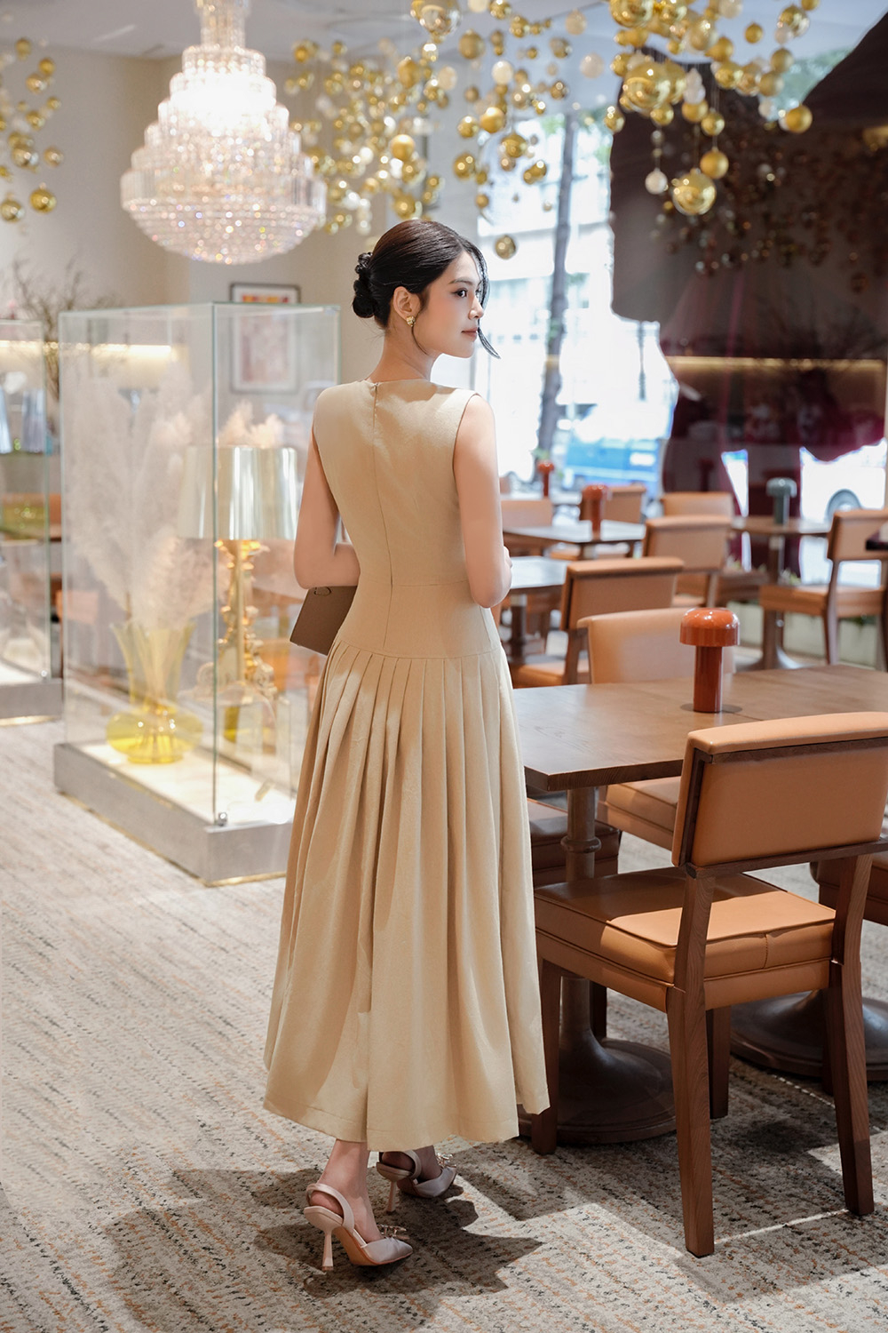 Đầm linen dáng xòe dài xếp ly màu nâu be