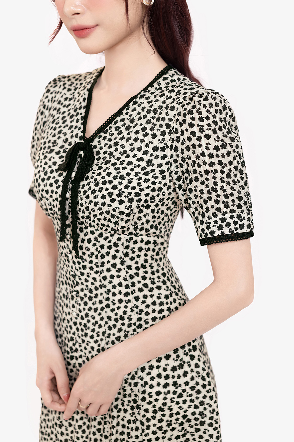 Đầm xòe hoa nhí cổ V phối ren đen