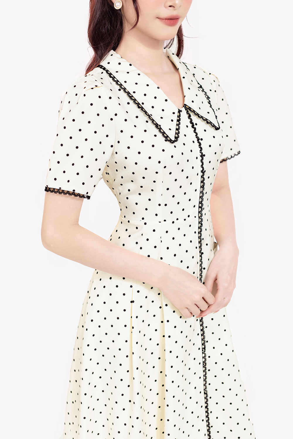 Đầm chữ A màu trắng họa tiết chấm bi