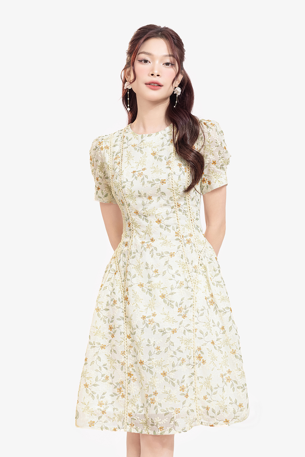 Đầm hoa thêu màu kem dáng chữ A