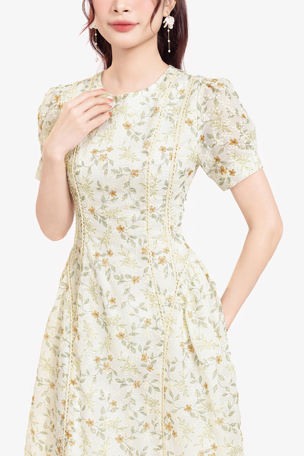 Đầm hoa thêu màu kem dáng chữ A