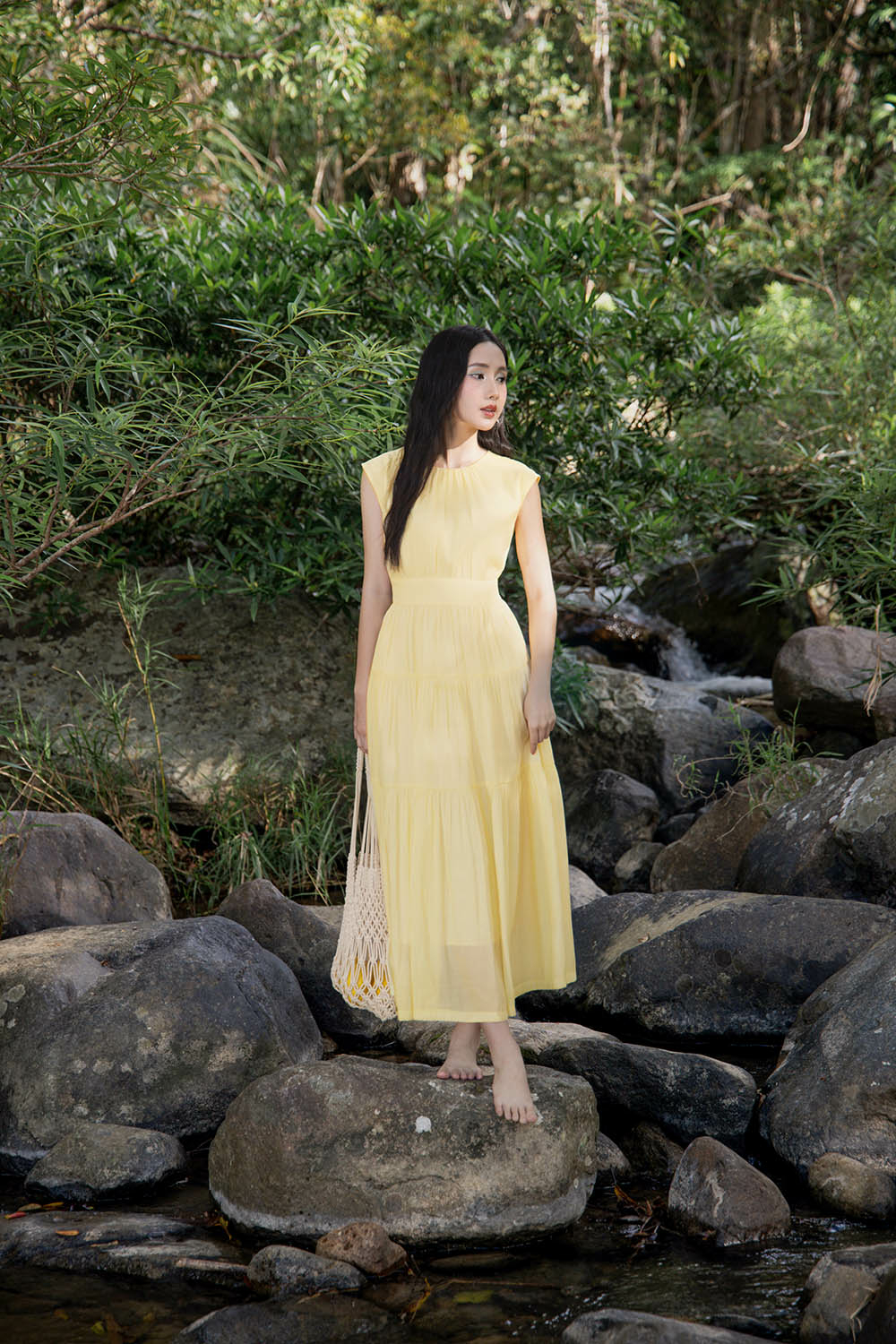 Đầm xòe dáng dài màu vàng nhấn eo