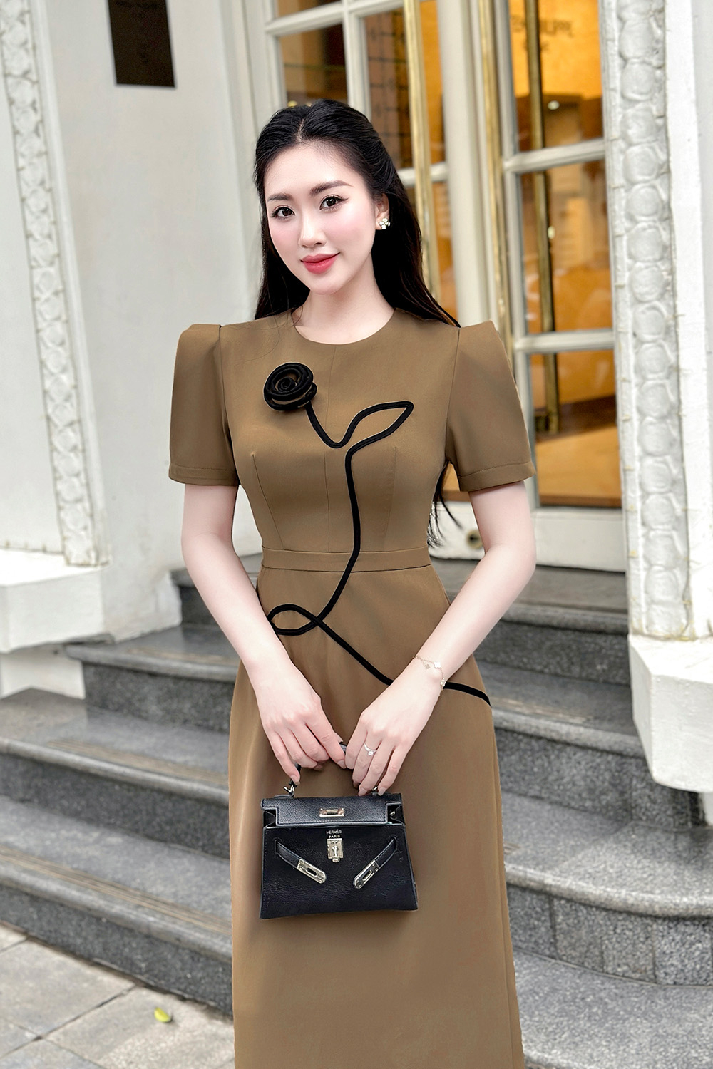 Đầm dáng dài dự tiệc màu nâu đính hoa