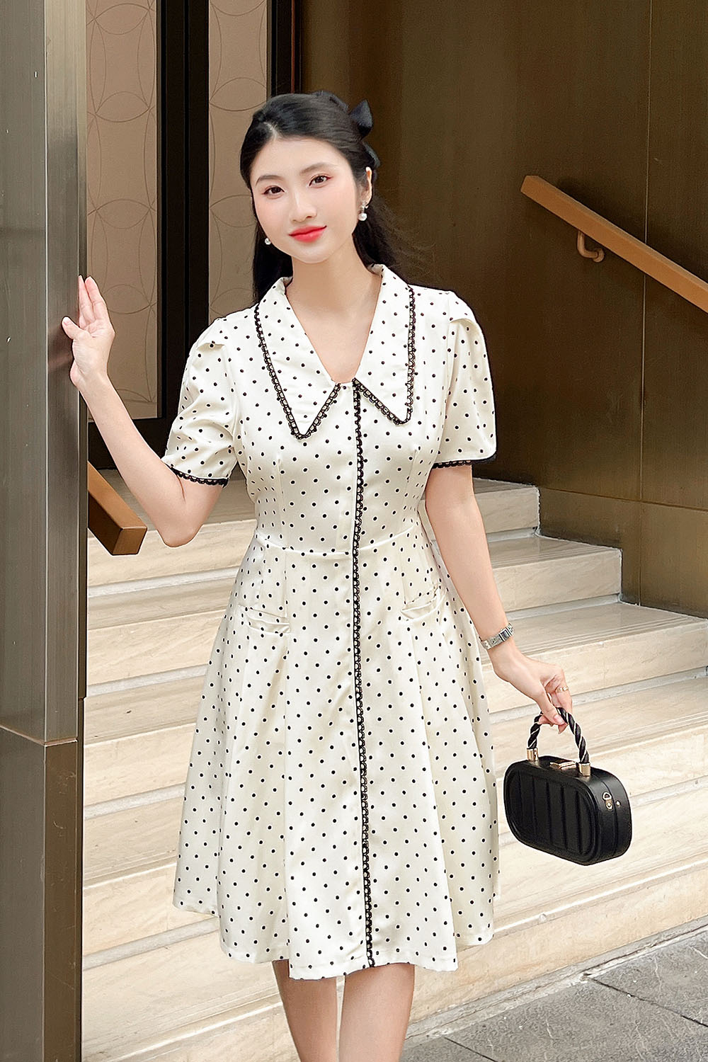 Đầm chữ A màu trắng họa tiết chấm bi