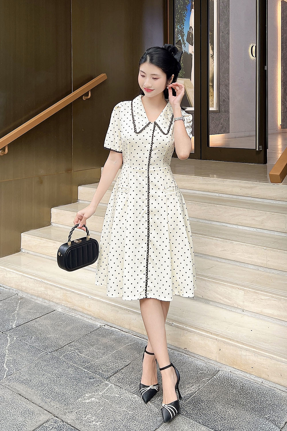 Đầm chữ A màu trắng họa tiết chấm bi